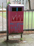 833024 Afbeelding van een afvalbak bij de Prof.dr. Ph.A. Kohnstammschool (Marislaan 1) te Utrecht, met daarop ...